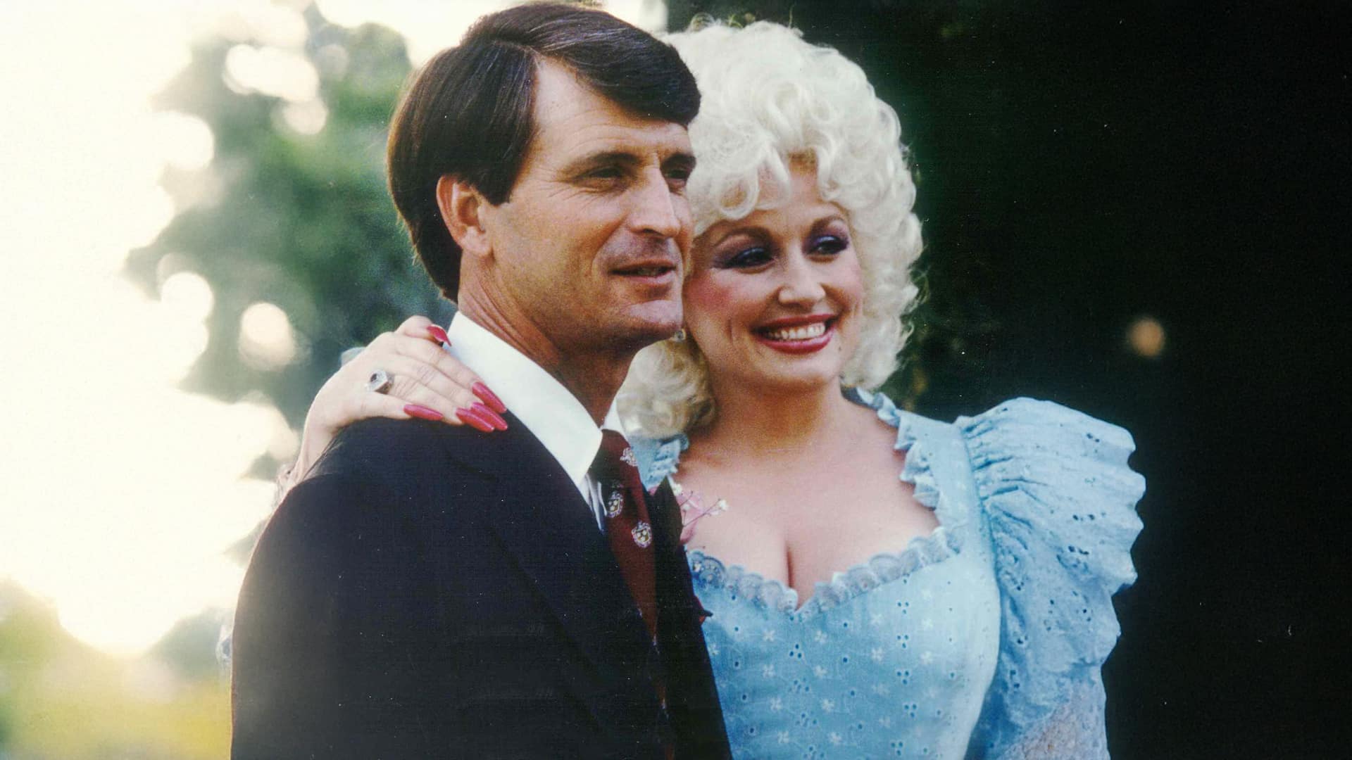 Dolly Parton and Carl Dean’s nearly 60-year love story was built on privacy, devotion, and unwavering support away from the spotlight.