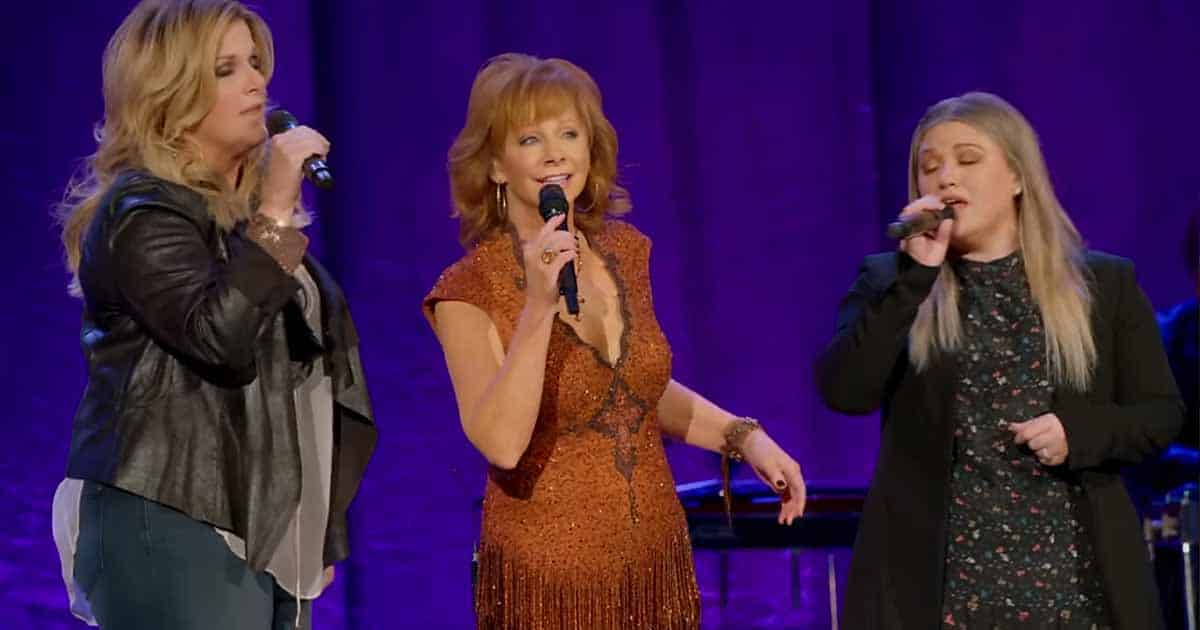 Reba McEntire, Kelly Clarkson, and Trisha Yearwood Share the Stage for a Striking Performance of “Softly And Tenderly”