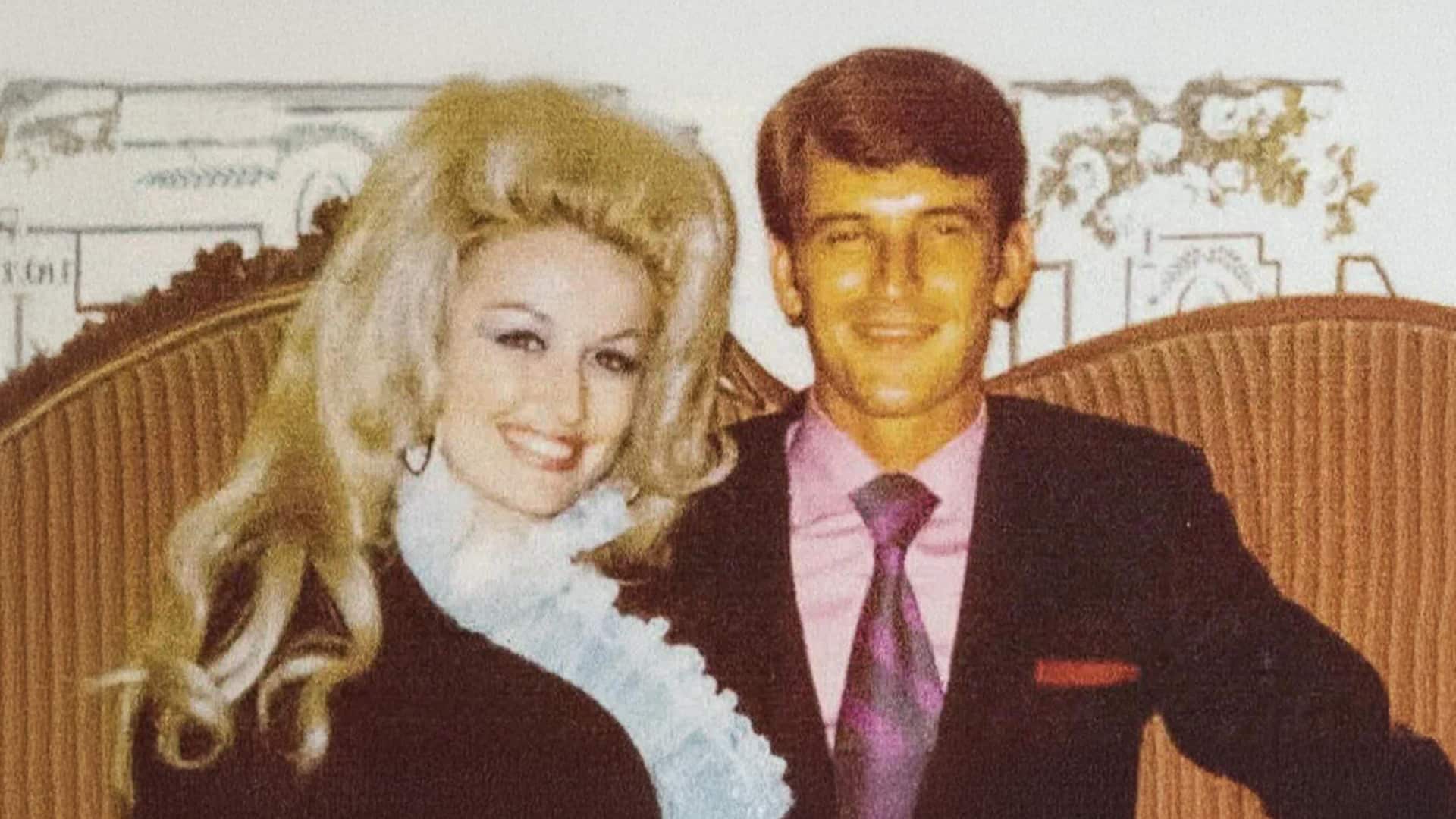 Journalist Alanna Nash shares a rare encounter with Carl Dean, revealing glimpses of Dolly Parton’s private husband and his sharp-witted personality.