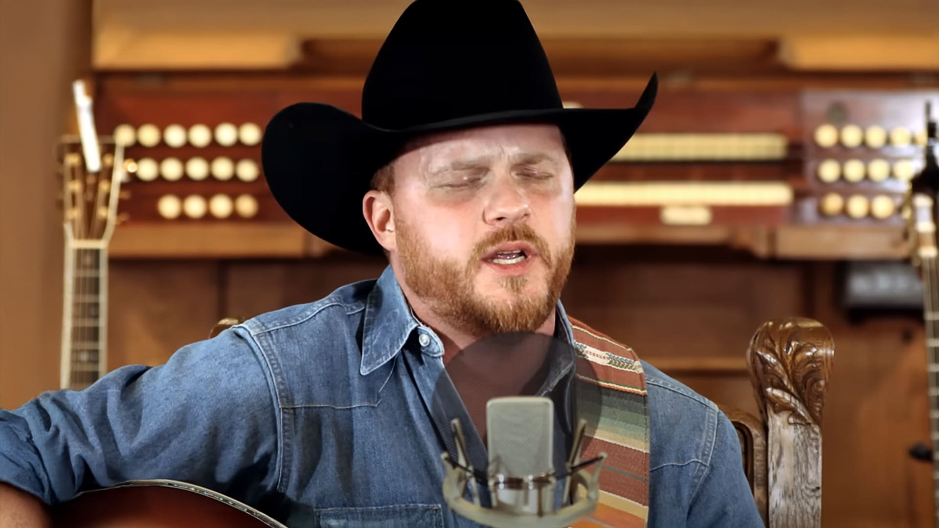 Cody Johnson’s acoustic performance of His Name Is Jesus is a raw, heartfelt display of faith, delivered with pure conviction and authenticity.