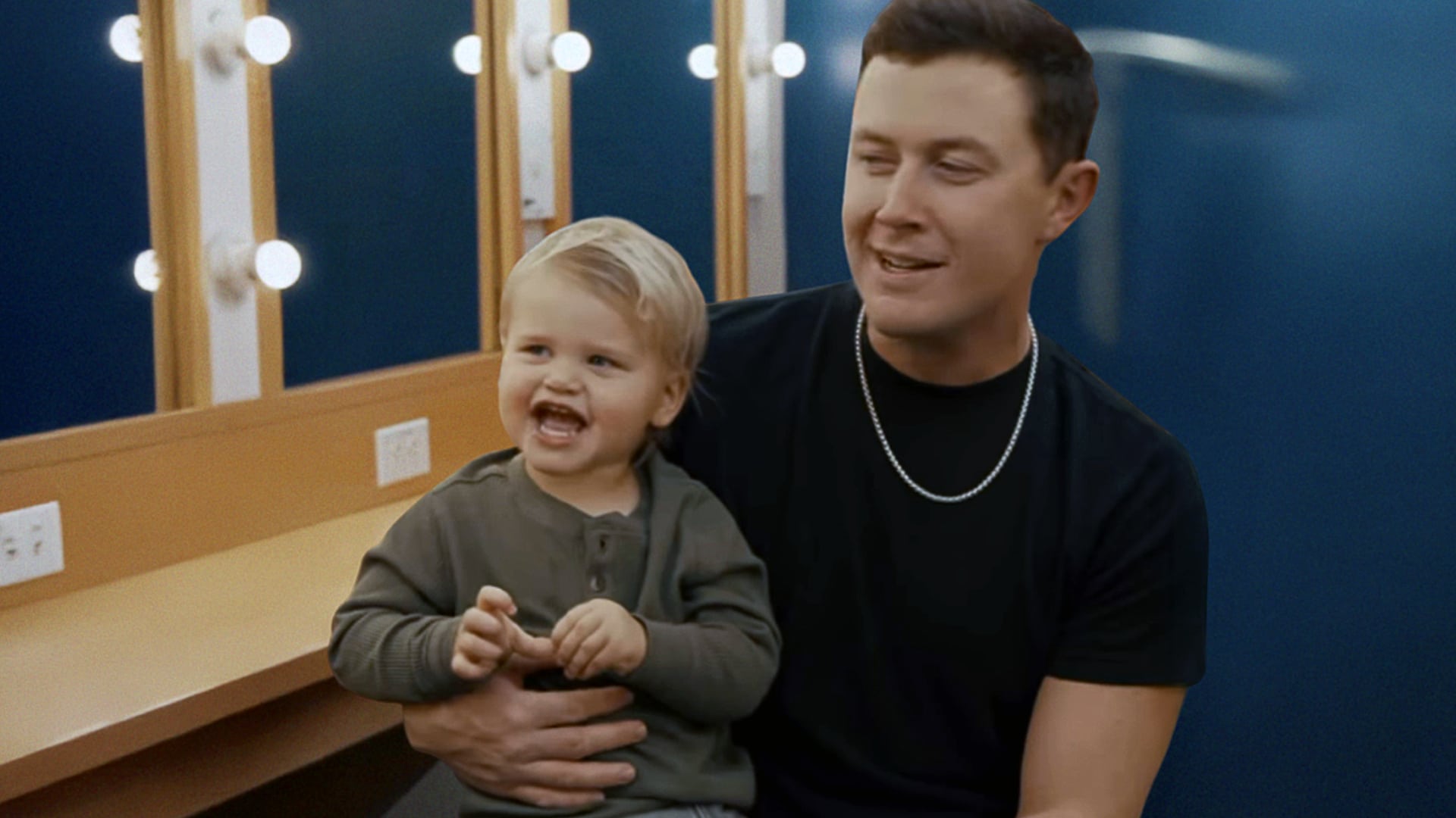 Scotty McCreery’s 2-year-old son, Avery, melts hearts as he sings a George Strait classic, proving country music runs in the family.