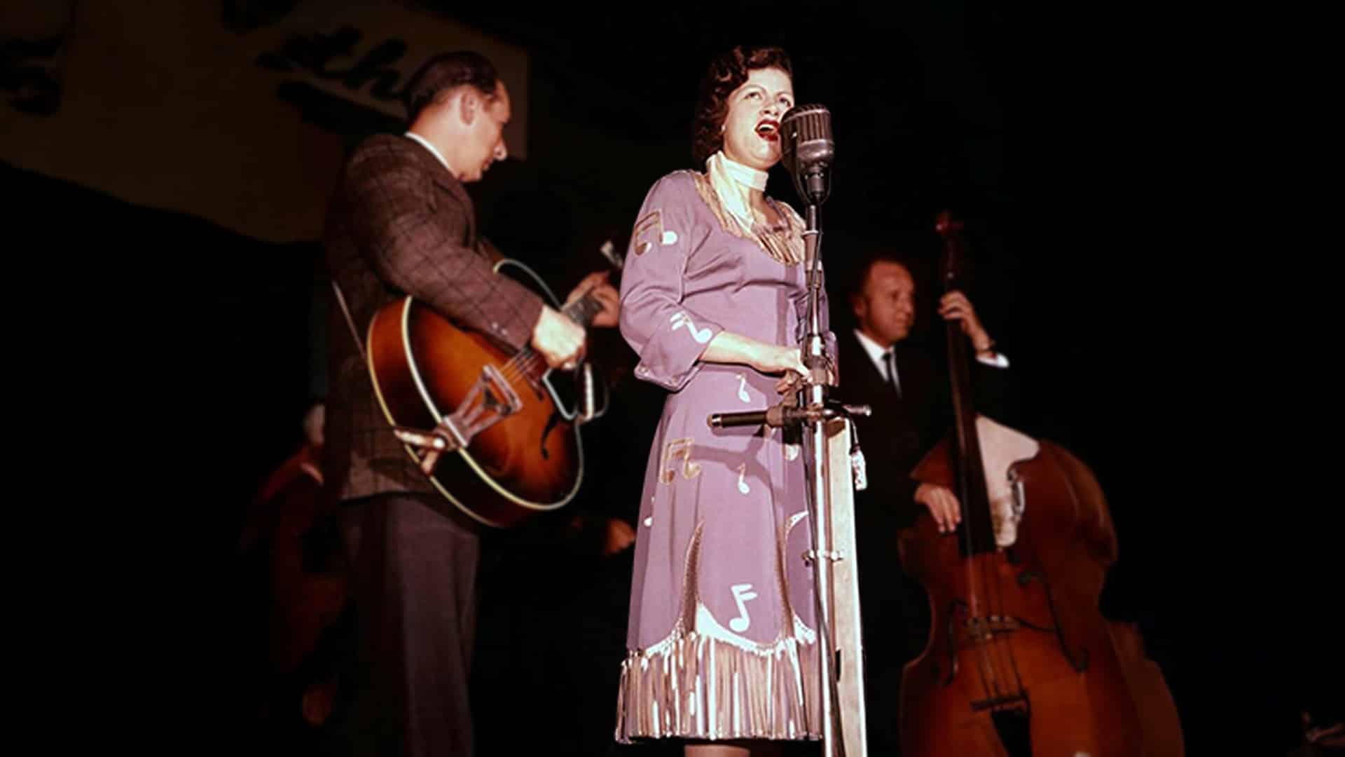 Patsy Cline’s live performances were unforgettable, with a voice so powerful and haunting that fans described it as almost supernatural.